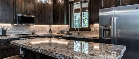 Réfrigérateur, four à micro-ondes, un four, surface de cuisson