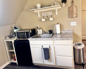 Fridge, microwave, coffee/tea maker, cookware/dishes/utensils - Walk to downtown - Charming Upstairs Loft Studio (Medford)