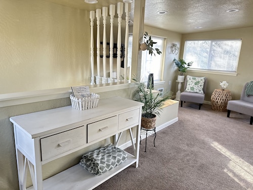 Walk to downtown - Charming Upstairs Loft Studio