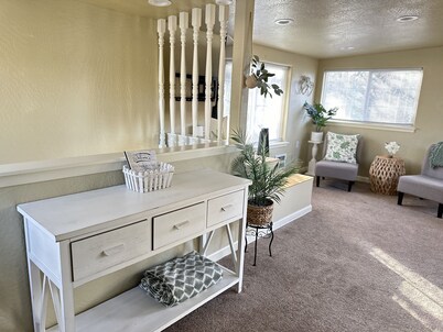 Walk to downtown - Charming Upstairs Loft Studio