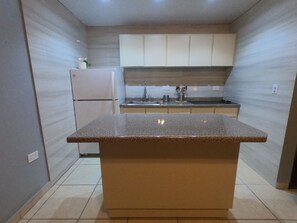 Kühlschrank, Mikrowelle, Herdplatte, Wasserkocher mit Kaffee-/Teezubehör