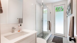Bathtub, towels