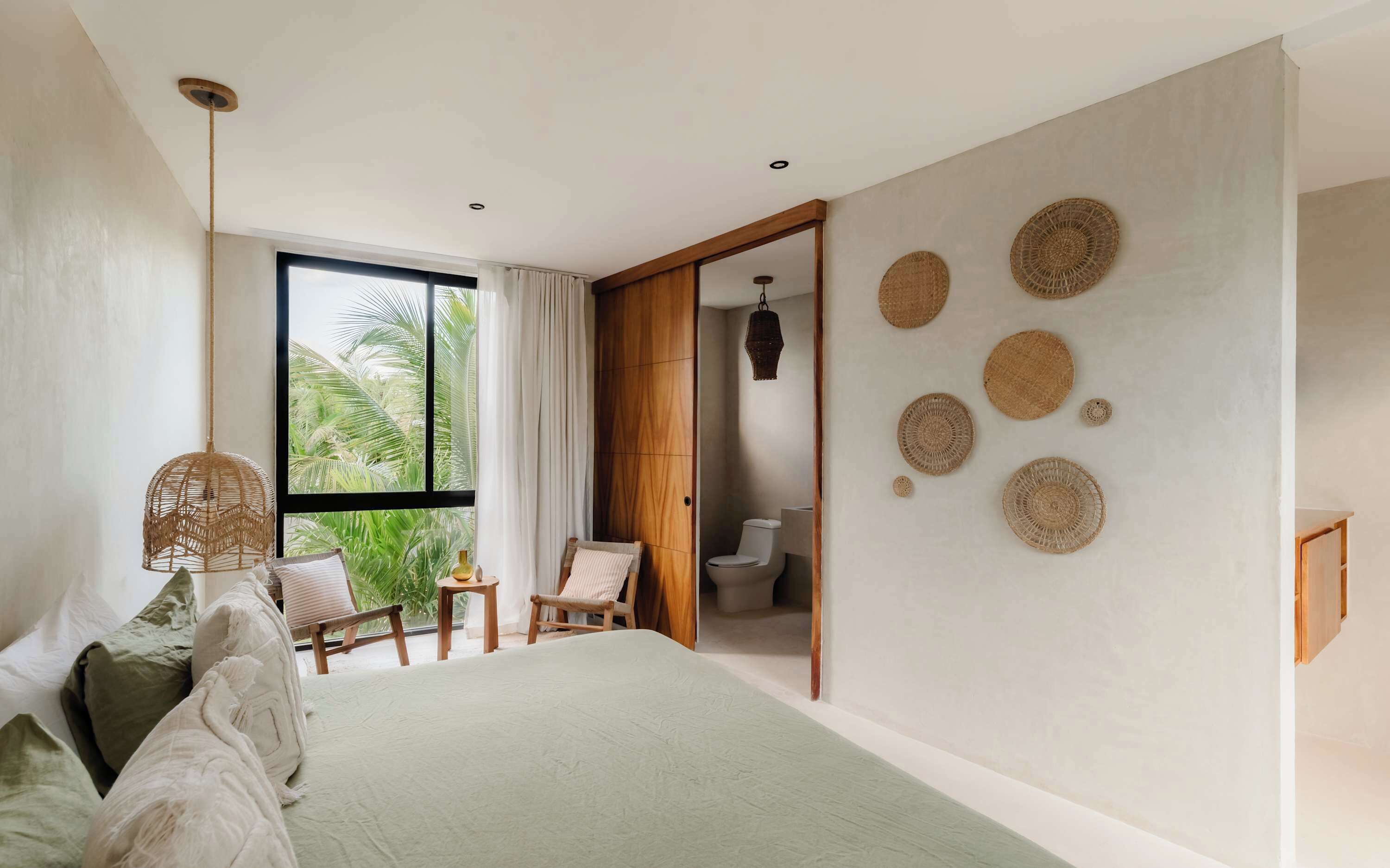 7 bedrooms, desk, iron/ironing board, travel crib