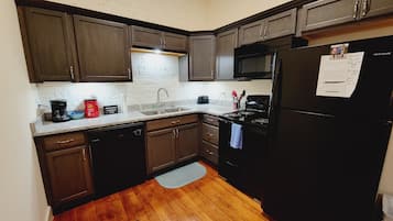 Studio Suite Klasik, 1 kamar tidur, Bebas Asap Rokok | 3 kamar tidur, Wi-Fi gratis, dan seprai linen