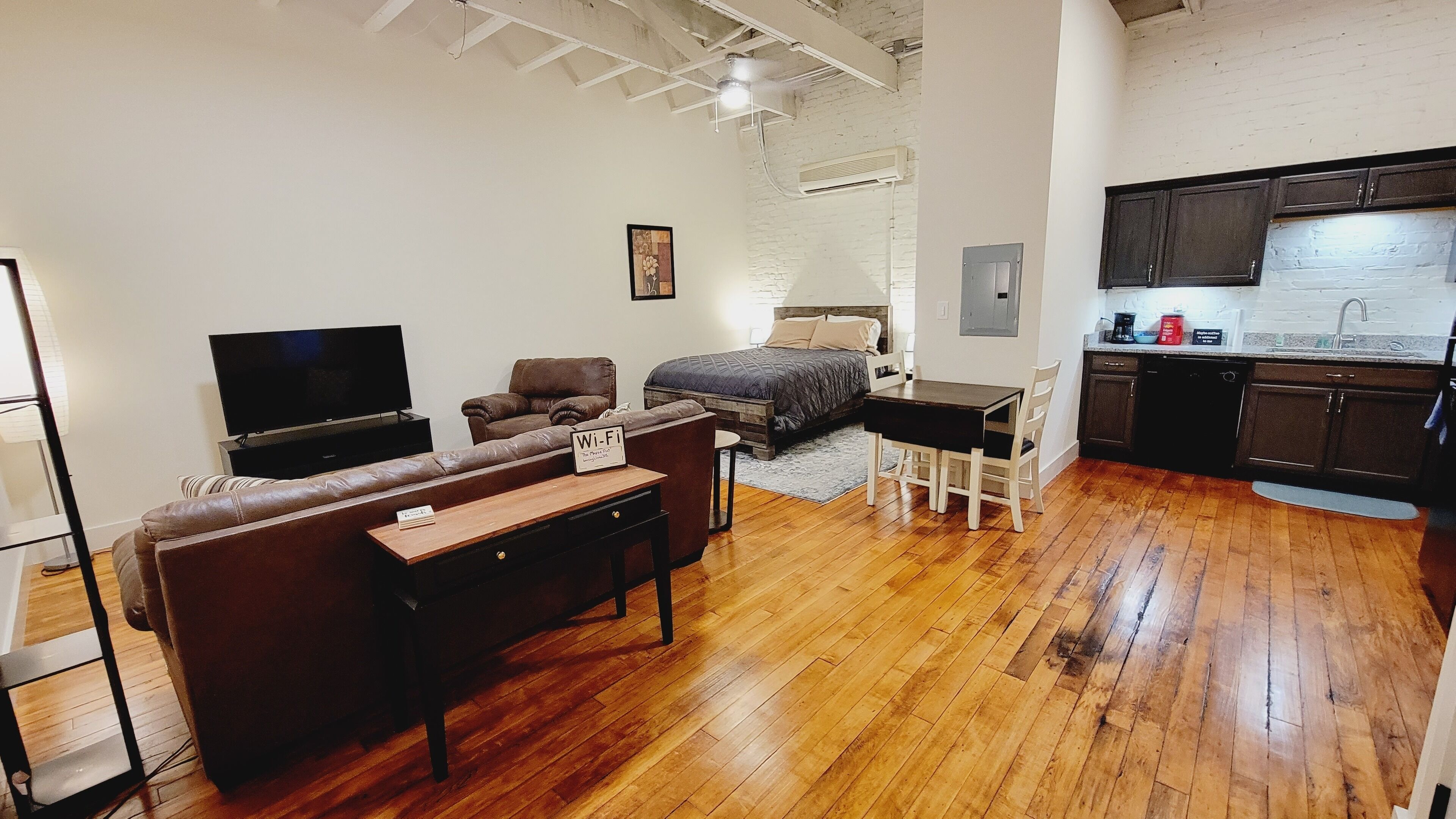 Classic Studio Suite, 1 Bedroom, Non Smoking | Free WiFi, bed sheets