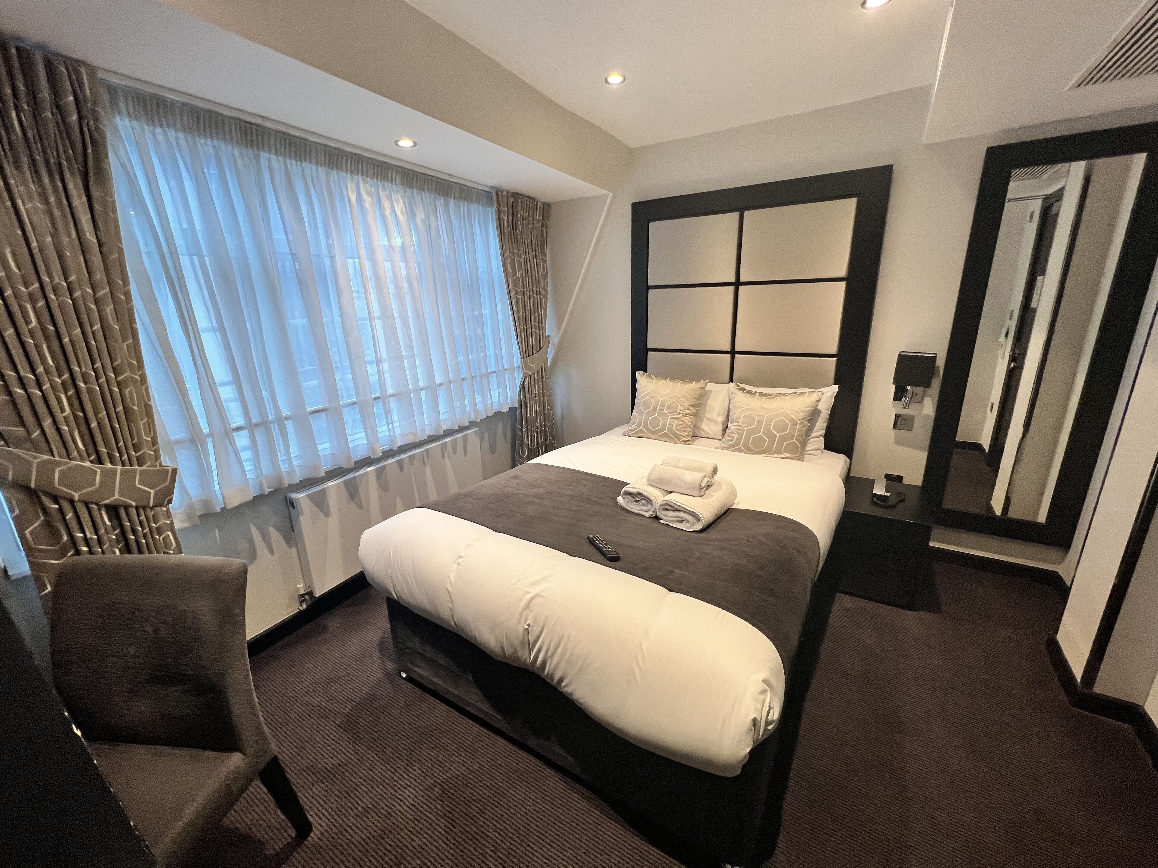 Photo - Great St Helen Hotel