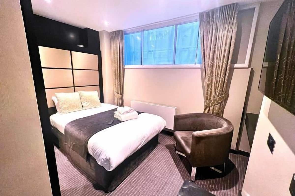 1 habitación, caja de seguridad en la habitación y escritorio