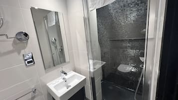 Habitació doble urbana | Bany | Dutxa, articles de tocador gratuïts i tovalloles