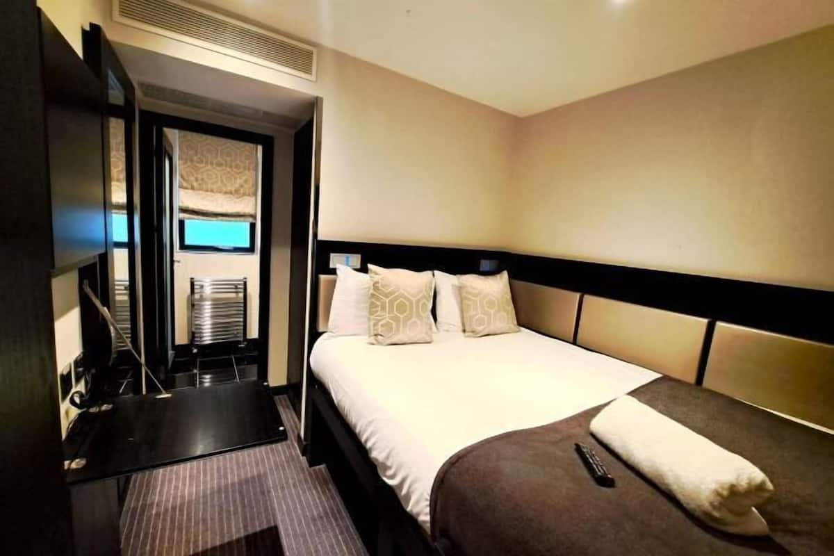 1 habitación, caja de seguridad en la habitación y escritorio