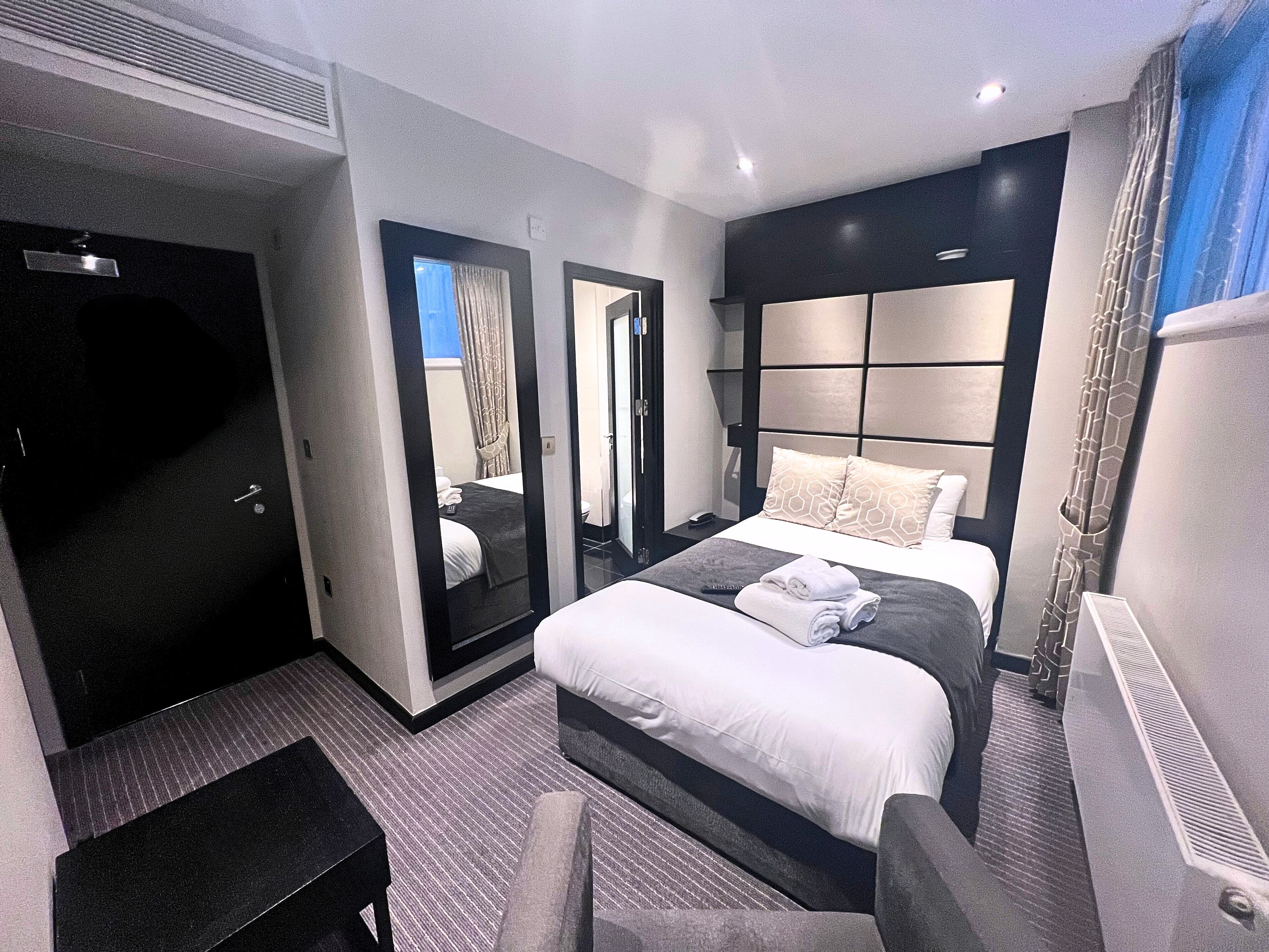 خزنة داخل الغرفة ومكتب وستائر تعتيم ومكواة/لوح كي