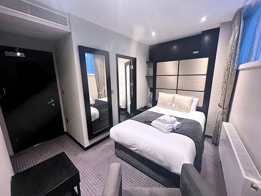 Double Lower Ground | In-room safe, desk, blackout drapes, iron/ironing board (on request)