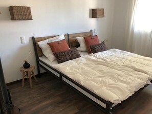 2 bedrooms, travel cot, free WiFi, bed sheets