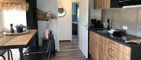 Frigorífico, microondas, horno y placa de cocina