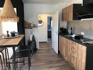 Réfrigérateur, four à micro-ondes, un four, surface de cuisson
