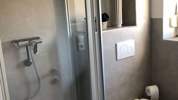 Dusche, Haartrockner, Handtücher, Seife