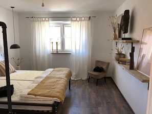 2 soverom, strykejern/-brett, reiseseng for barn og wi-fi (inkludert)