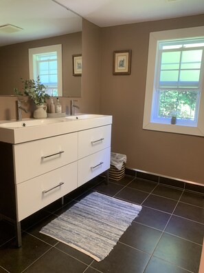 Badkar/dusch, bubbelbadkar och handdukar