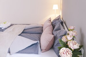 2 Schlafzimmer, Schreibtisch, Bügeleisen/Bügelbrett, Reisekinderbett