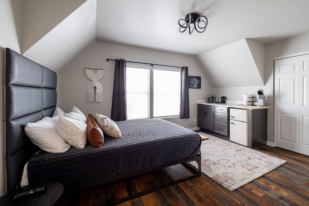 Ein Schlafzimmer mit einem Bett, einem Schreibtisch und einem Kleiderschrank.