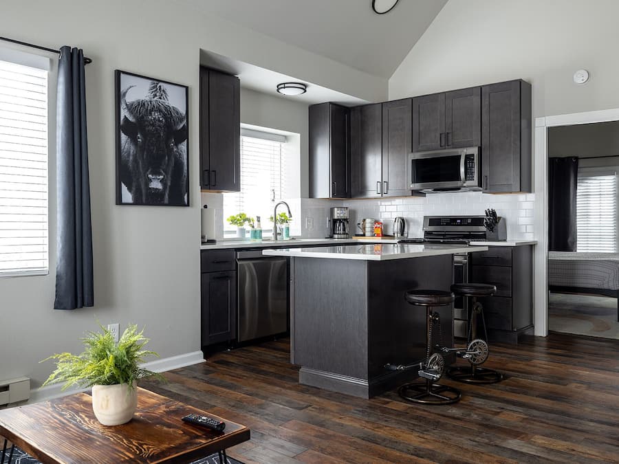 Sviitti | Ylelliset vuodevaatteet, pillowtop-patjalliset sängyt, minibaari