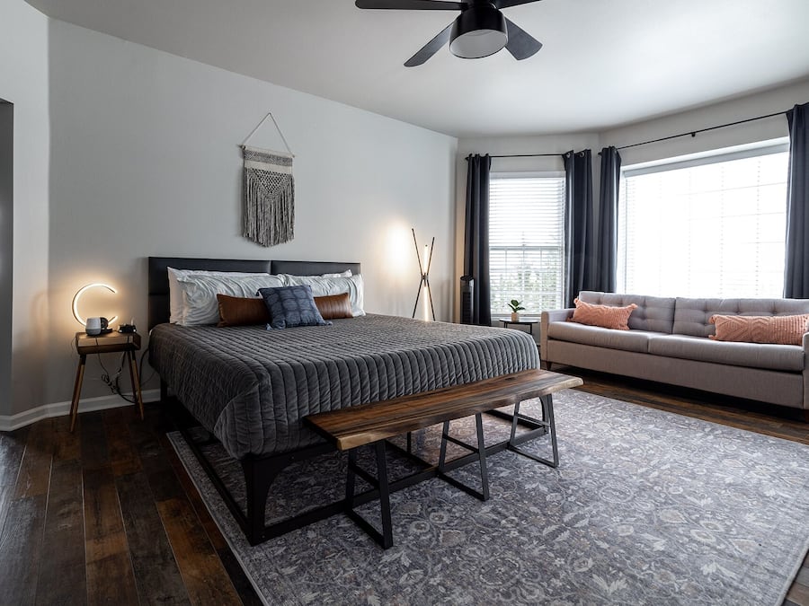 Rom – design, 1 kingsize-seng med sovesofa, fjellutsikt | Sengetøy av topp kvalitet, senger med overmadrass og minibar