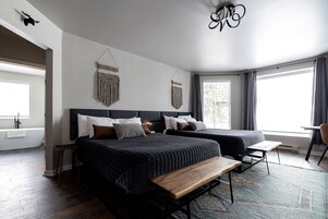 设计客房, 2 张大床, 山景 | 高档床上用品、加厚床垫、迷你吧、免费 WiFi