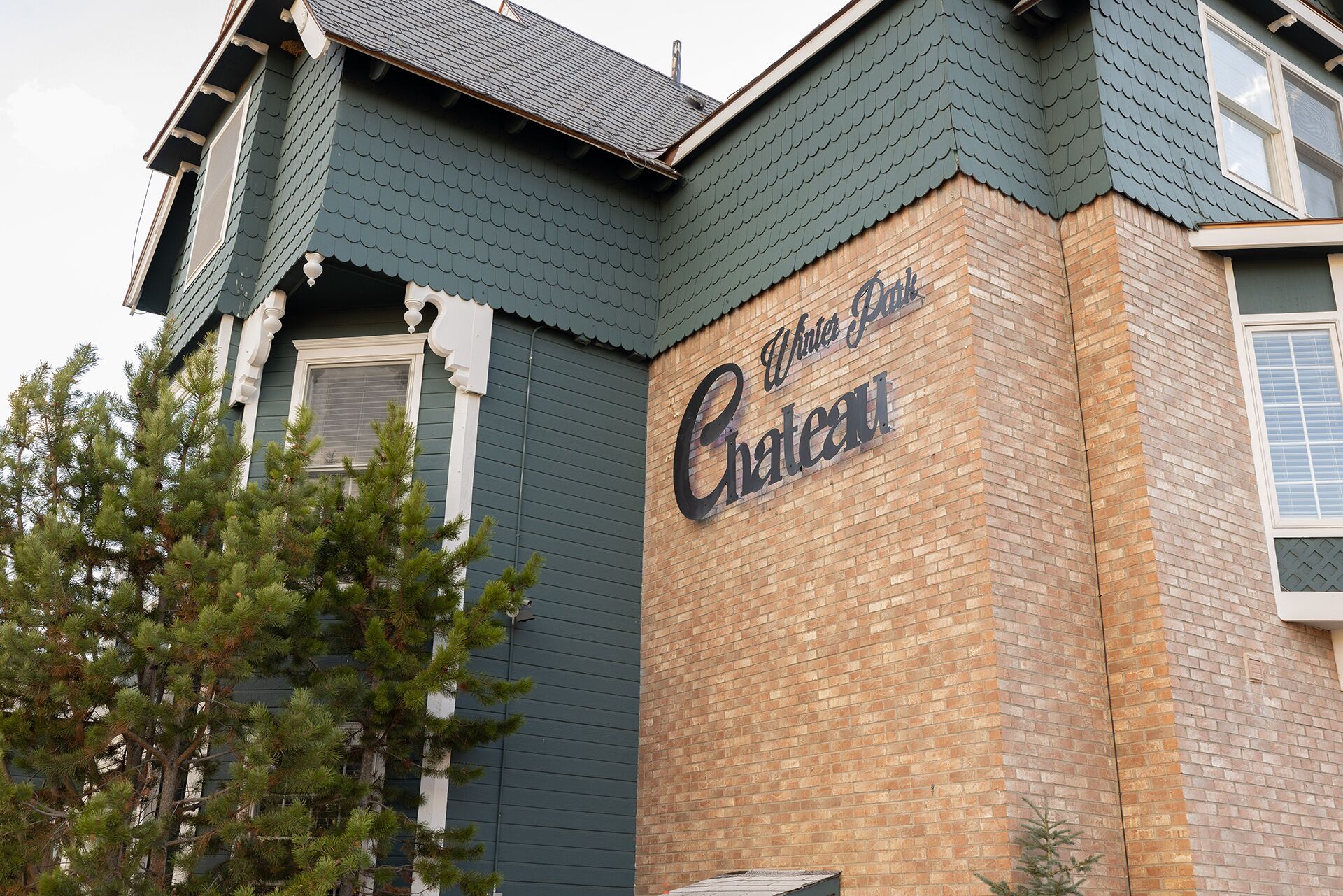 A building with a brick facade and a sign that reads "Whites Peak Chateau".