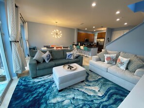 Smart TV - Luxury Remodeled Townhome with private hot tub, minutes from Disney! (Kissimmee)