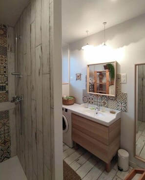 Dusche, Haartrockner, Handtücher, Seife
