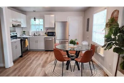 Cozy 2 Bedroom with Mid-Century & Farmhouse Vibes