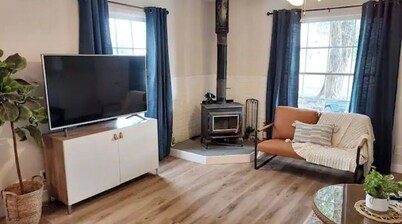 Cozy 2 Bedroom with Mid-Century & Farmhouse Vibes