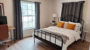 Escritorio, wifi gratis y ropa de cama