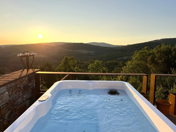 Outdoor spa tub