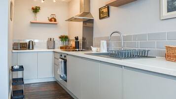 Fridge, oven, stovetop, dishwasher