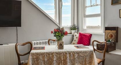 WELLESLEYâS RETREAT - Romantic luxury High Street apartment