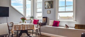 WELLESLEY’S RETREAT - Romantic luxury High Street apartment