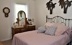 2 bedrooms, travel crib, free WiFi