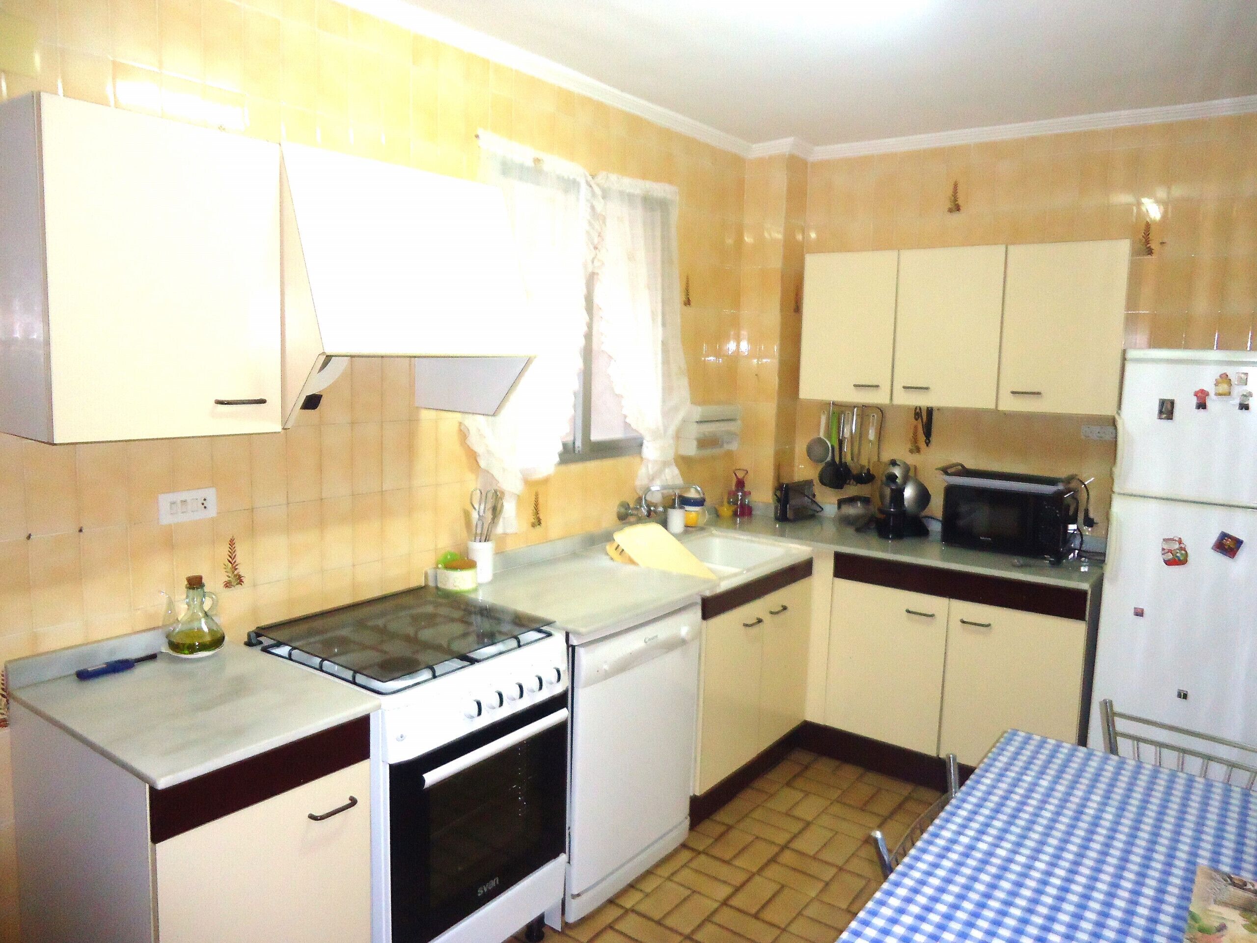 Een koelkast, een magnetron, een oven, een vaatwasser