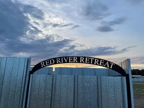 Puinen portti, jonka yläpuolella on teksti: ”RED RIVER RETREAT”.