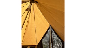 Une tente avec un toit en forme de pyramide et une fenêtre.