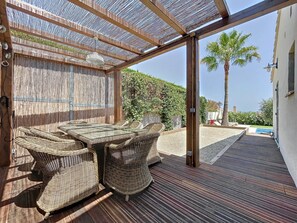 تناول الطعام بالخارج