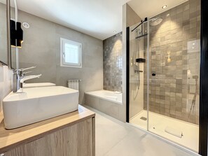 Baignoire, séchoir à cheveux, serviettes fournies