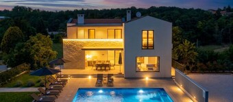 Modern 300m² Villa • King Beds & Leisure Zone