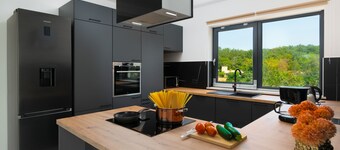 Modern 300m² Villa • King Beds & Leisure Zone