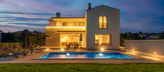 Modern 300m² Villa • King Beds & Leisure Zone