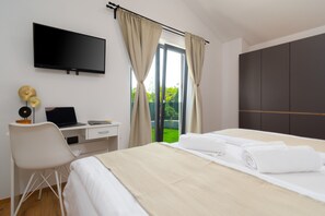 4 Schlafzimmer, Zimmersafe, Schreibtisch, Bügeleisen/Bügelbrett