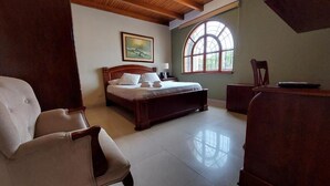 Minibar, escritorio, espacio para trabajar con laptop y wifi gratis