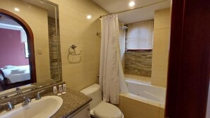 Hair dryer, towels, soap, shampoo - Hotel Voyager Manta (Manta)