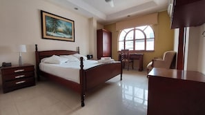 Minibar, desk, laptop workspace, free WiFi - Hotel Voyager Manta (Manta)