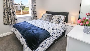 2 kamar tidur dan didekorasi berbeda-beda